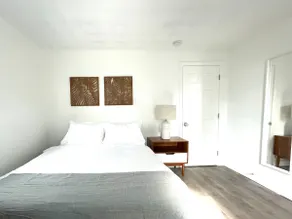 RENOVATED APARTMENT: three bedrooms w/ queen beds - Image 5