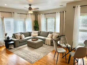 Cozy & Bright Townhome near O’hare -Self Check In- - Image 2