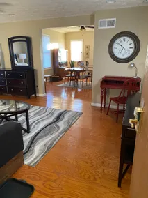 Spacious Mid CenturyApartment at the Farmhouse - Image 2
