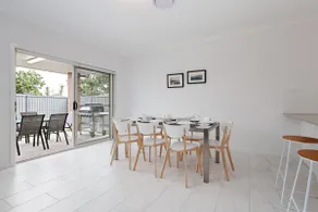 5B Bent Street - stor duplex med ducted air con, WIFI & Foxtel - Image 4