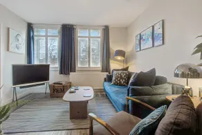 Stylish, business traveller friendly apartment, with free parking and Netflix - Image 4