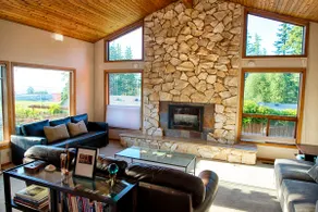 The Madrone: Seclusion in Charming Fairhaven - Image 2