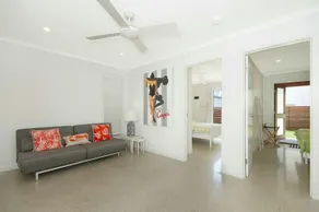 Charlies Beach House - opposite the beach - Image 5