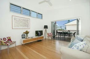 Charlies Beach House - opposite the beach - Image 3