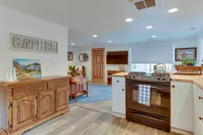 Downtown Bungalow - Image 4