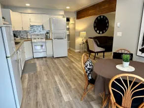 Ultra clean, cozy suite in a peaceful setting - Image 5