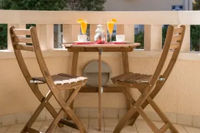 Urban Centre 2 Bedroom app w Parking & near Beach - Image 3