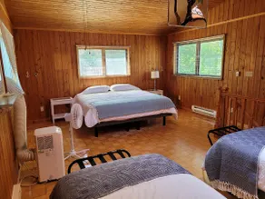 Spacious Hillstone Lake House - Image 3