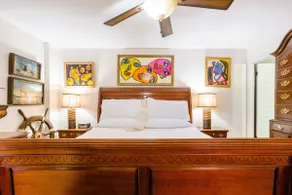 Eclectic Gem with a Garden Terrace in Midtown - Image 3