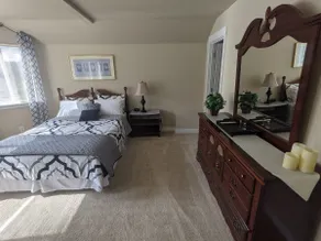 Lower Floor Residential Suite, 20 min to downtown - Image 3