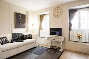 Pont Neuf – Renovated Art Deco 2-bedroom + 2 bathrooms - Image 2