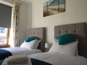 Great Location 2 Bedroom Scotstoun Flat - Image 3