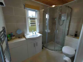Centrally located Private Garden Lodge - Image 4