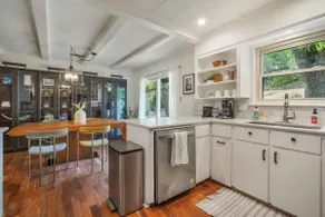 Sunny SoCo House: Explore Austin with Ease! - Image 3