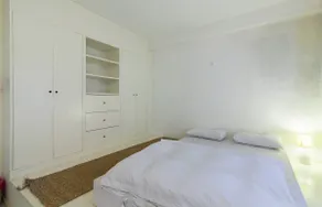 Four Red Doors Apartments - Image 4