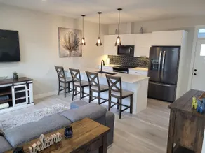 2-Min Lake Stroll: Chic 2-Bed Downtown Gem! - Image 3