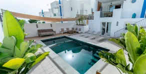 Modern house with private swimming pool - Image 5