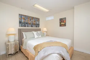 4 Bedroom Clean & Quiet Suite in Central Vancouver - Image 2