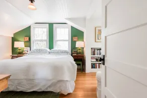 Stylish Hawthorne Valley Farmhouse Retreat - Image 4