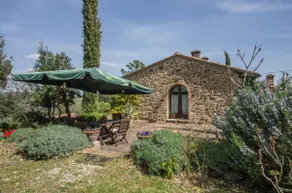 19th century farmhouse on a hill between magical valleys and Sienese hills - Image 3