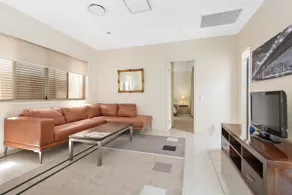 Impeccable Modern 1 Bedroom Apartment ~ Taringa - Image 2