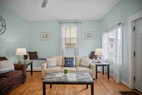 Beautiful Downtown Apartment on Thames Street, Walk to Everything - Sleeps 6 - Image 2
