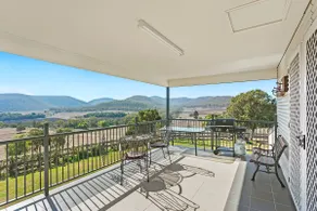 ”Hillview”, a quiet country escape with views. - Image 2