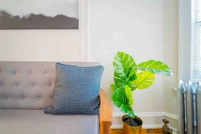 Stylish and Comfy Retreat 10 Minutes from Wrigley - Image 3