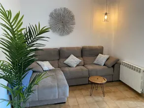 Centrally located apartment with parking 20 minutes from Barcelona - Image 2