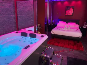Private hot tub and heated pool (April to September) - Image 3