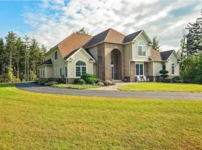 Spacious w/ lake access, hot tub, rec & movie room - Image 2