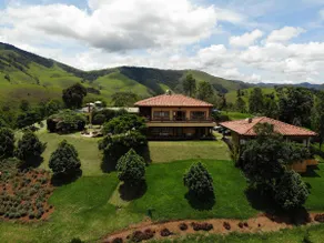 Mountain hideaway with spectacular views - Image 2