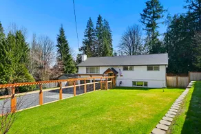 Large custom home within walking distance to lake - Image 2