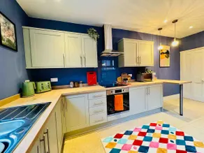 3BR House Sleeps 7 | Free Parking | Central - Image 3