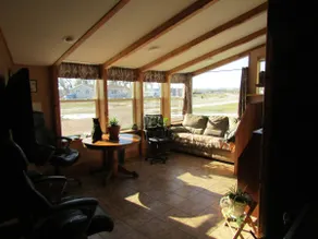 Quiet private suite with garage bay & kitchenette - Image 5