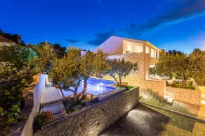 Family friendly villa next to the beach, close to Trogir and Split - Image 2