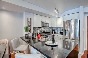 Cozy Condo/Yonge & Finch /Free Parking/Wifi - Image 3