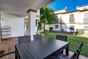 Quiet corner row house with pool - Image 2