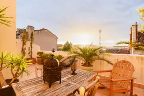 Winter sun at La casa de Longchamp near the station - Image 2