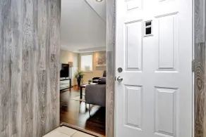 Renovated 2 Bdrm with Parking minutes to Downtown - Image 5