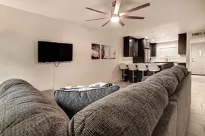 Luxury Old Town 2BR/2BA • AC • 2 Pools • Parking - Image 2
