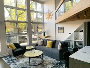 Lincoln Park Light-Filled Loft - Image 3