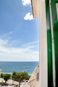 Luxury Seafront Retreat: 1 min to Beach & Ferry - Image 3