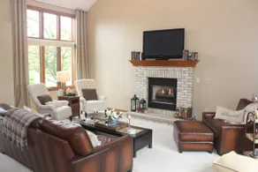 Quiet fenced backyard, tall ceilings - Image 5