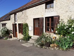 Country house in the heart of a welcoming Burgundy village - Image 3