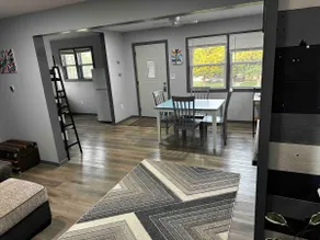 Cheerful newly remodeled 1- queen bedroom - Image 2