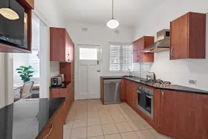 Art Deco in Ascot! ~ 2 Bed / 1 Bath / 1 Car - Image 5