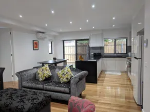 Central Richmond apartment convenient to station - Image 4
