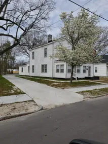 Historic feel Chestnut near ECU, Hospital & Uptown - Image 3