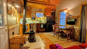 Dry cabin in woods, close to ski & village, pets - Image 2
